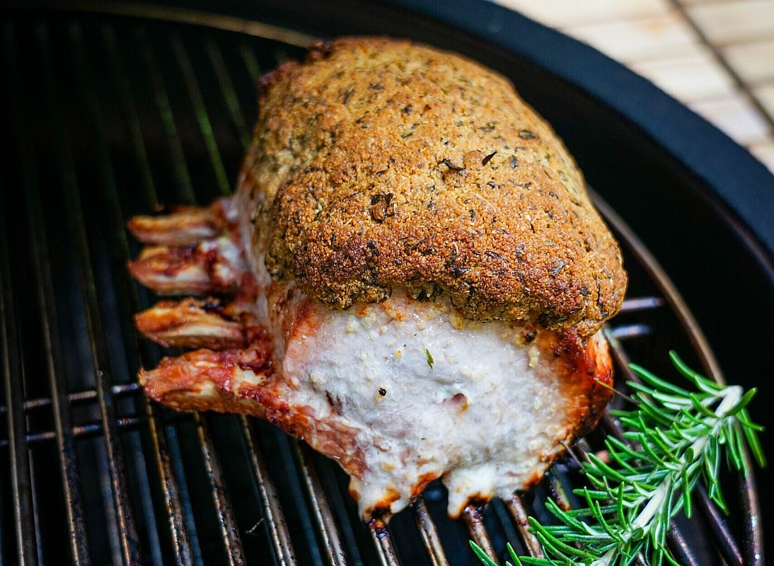 Duroc Schweinekarrée mit Kräuter-Parmesan-Kruste