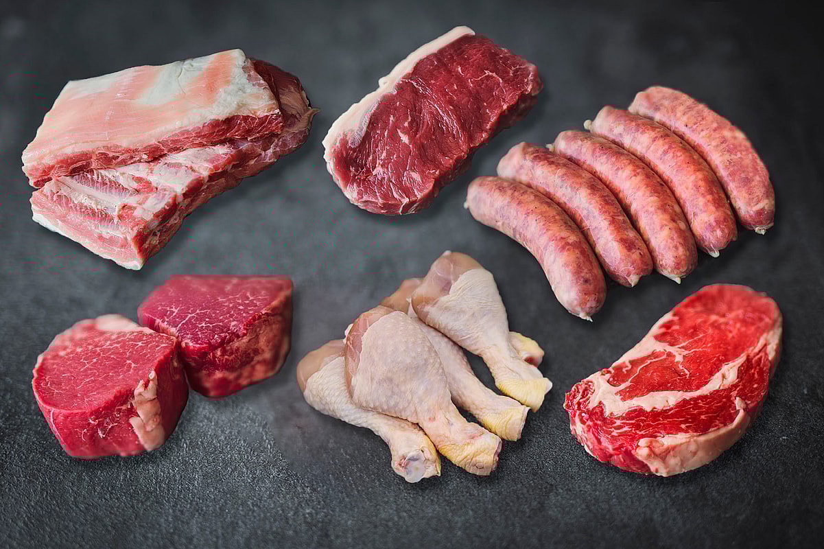 bbq paket, verschiedene Grillspezialitäten vom Huhn, Schwein und Rind