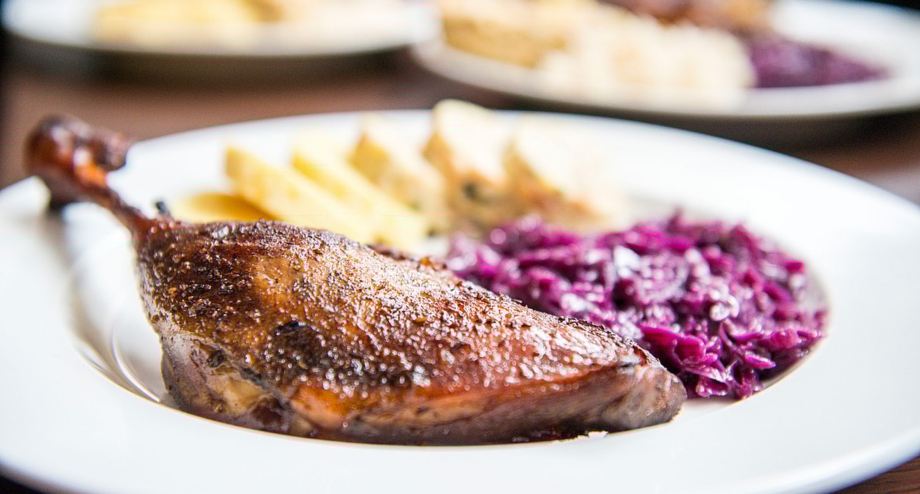 gebratene Gaensekeule mit Rotkohl Knoedeln