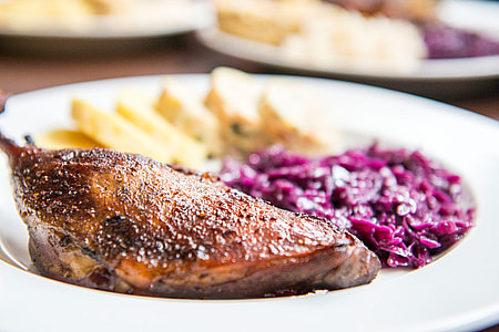 gebratene Gaensekeule mit Rotkohl Knoedeln