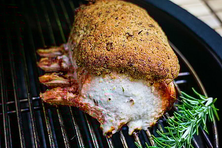 Duroc Schweinekarrée mit Kräuter-Parmesan-Kruste